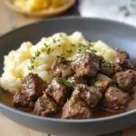 Knoblauchbutter-Rinderbissen mit Kartoffelpüree genießen!