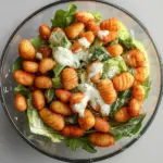 Knuspriger Gnocchi-Salat mit Joghurt-Dressing