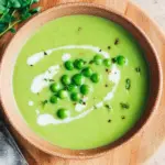 Feine Erbsensuppe mit gefrorenen Erbsen
