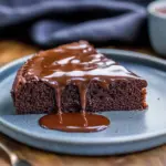 Saftiger Schokokuchen mit geschmolzener Schokolade